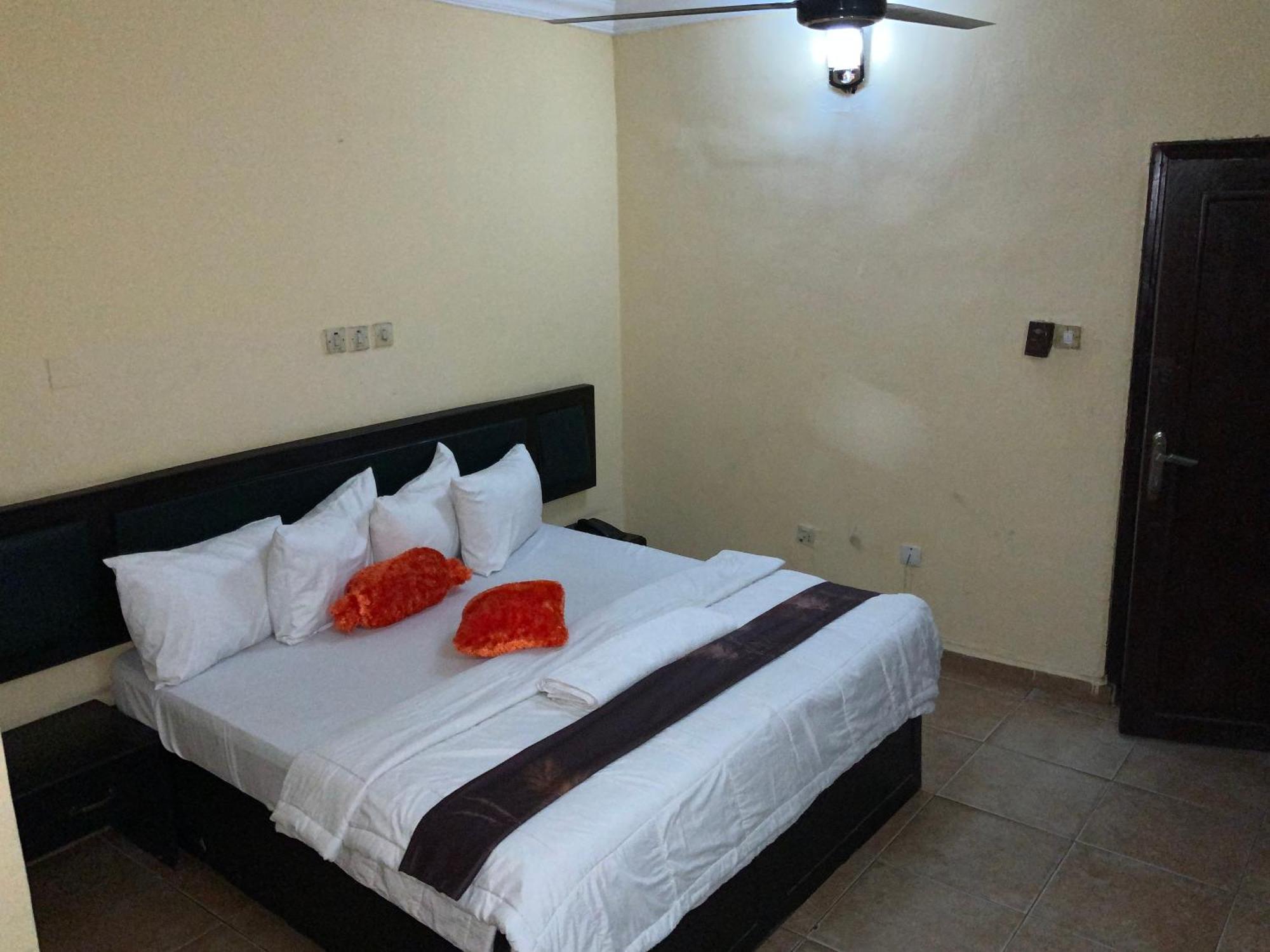 Senators Suites And Towers Hotel Omole Exterior photo